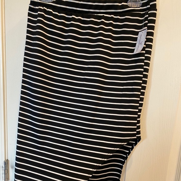 3/$20 Windsor asymmetrical skirt - Picture 5 of 6